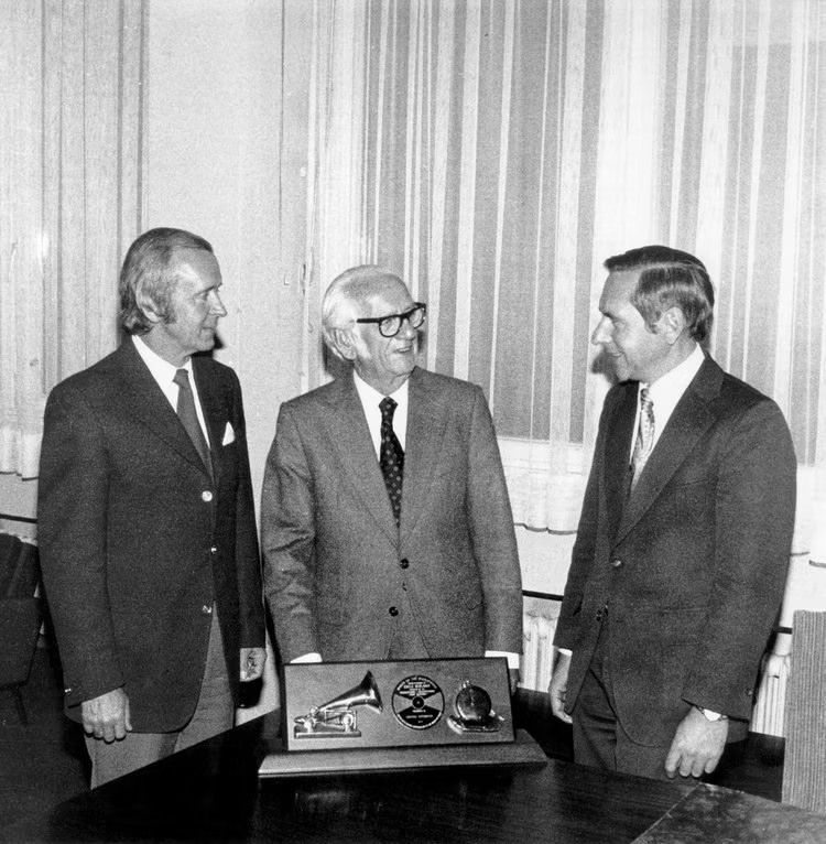 Georg Neumann (center) receives the Emil Berliner Award Didascalia Georg Neumann (center) receives the Emil Berliner Award